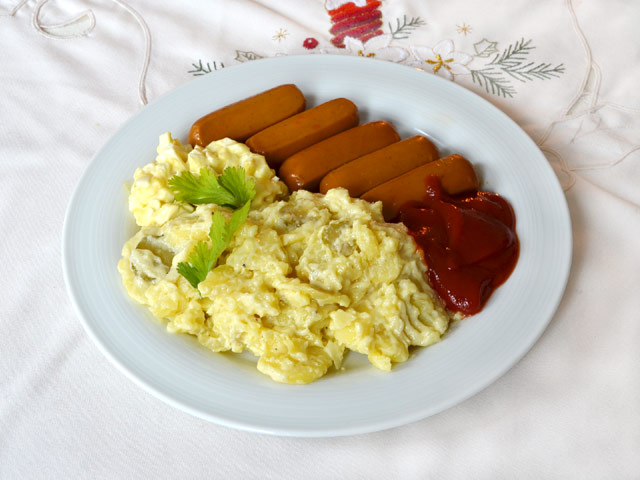 Weihnachtsessen: Kartoffelsalat mit Würstchen